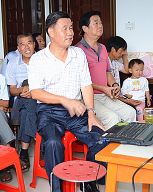 宜昌市老科协送木瓜新技术到长阳